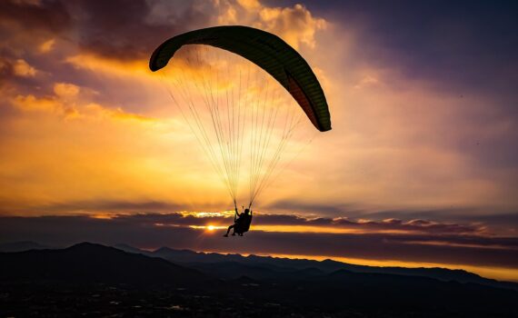 https://pixabay.com/photos/parachute-sunset-adventure-sky-sun-5068201/
